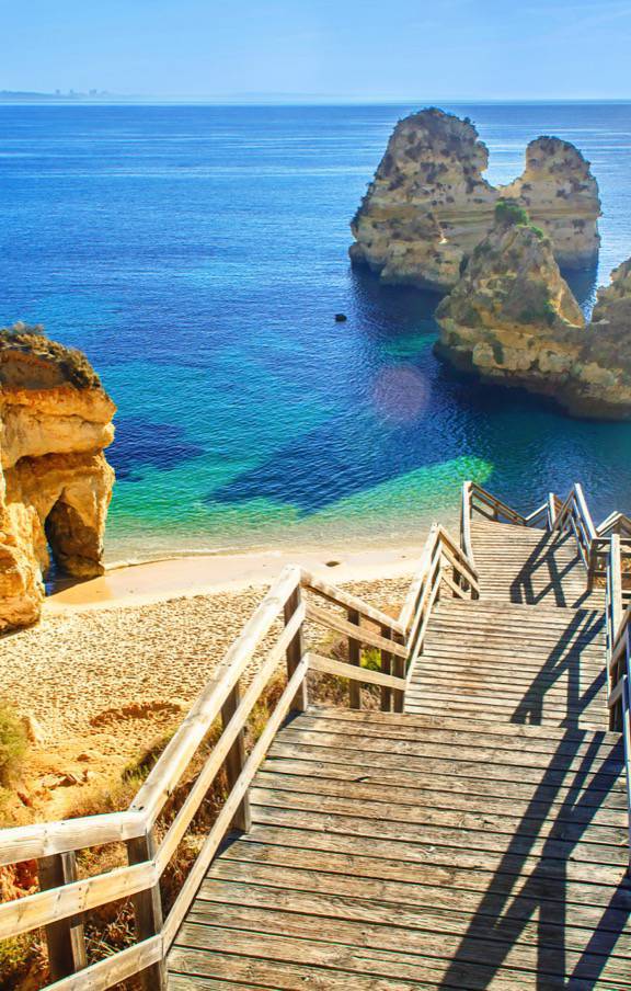 Navegue pela costa algarvia, descubra vilarejos encantadores e permita-se ser seduzido pela calorosa hospitalidade do Algarve.