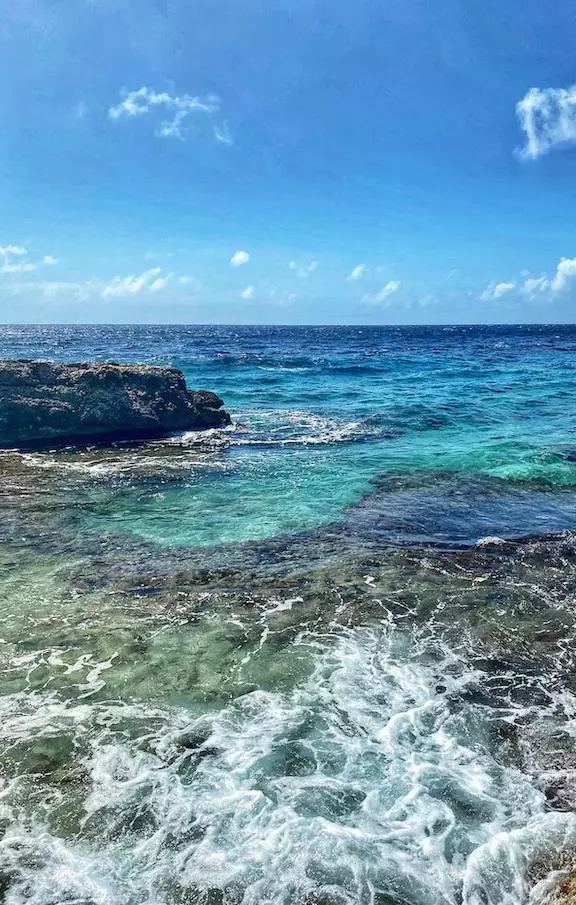 Aventure-se pelas cavernas e formações rochosas de Curaçao, onde paisagens subterrâneas surpreendentes esperam por você.