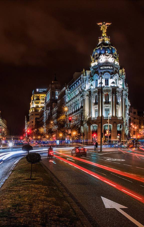 Explore o Palácio Real, mergulhe na arte do Museu do Prado e viva a história nas ruas de Madrid.