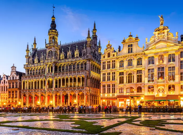 a foto de Bruxelas, capital da Bélgica, toda iluminada em uma noite encantadora