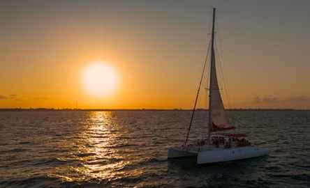 Cruzeiro de barco ao pôr do sol em Cancun pela Cancun Sailing