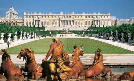 Versailles Palace Guided Tour with Priority Access