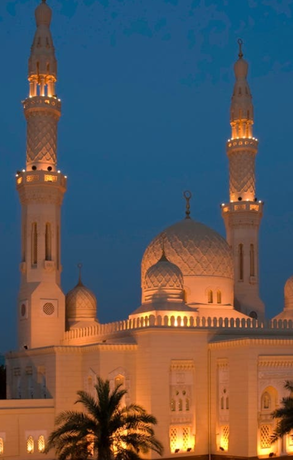 Admire a mesquita Jumeirah, uma das mais icônicas de Dubai, com sua impressionante arquitetura islâmica.