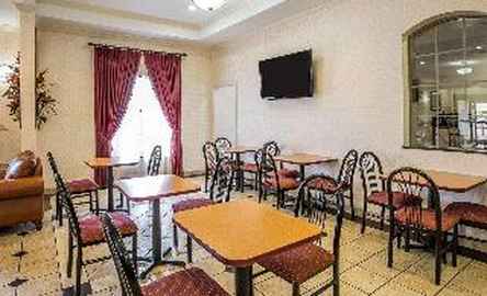 Econo Lodge Inn & Suites