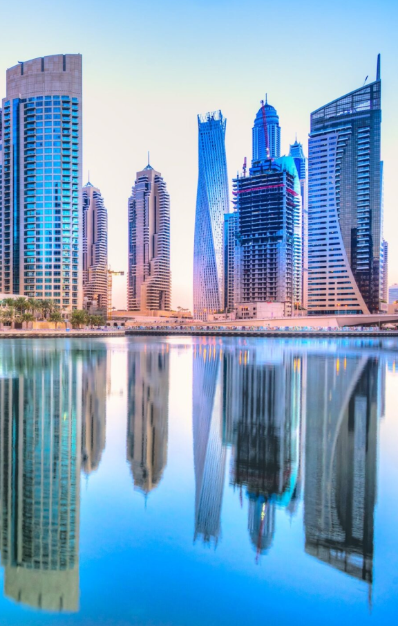 Conheça a riqueza exuberante de Dubai, onde carros de luxo, como Ferraris e Lamborghinis, são uma visão comum nas ruas.