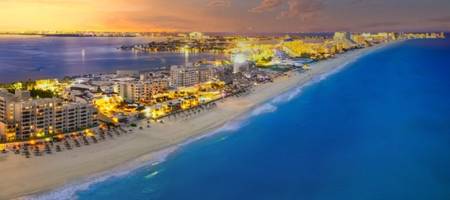 Fim de tarde maravilhoso na costa da praia de Cancún, no México.