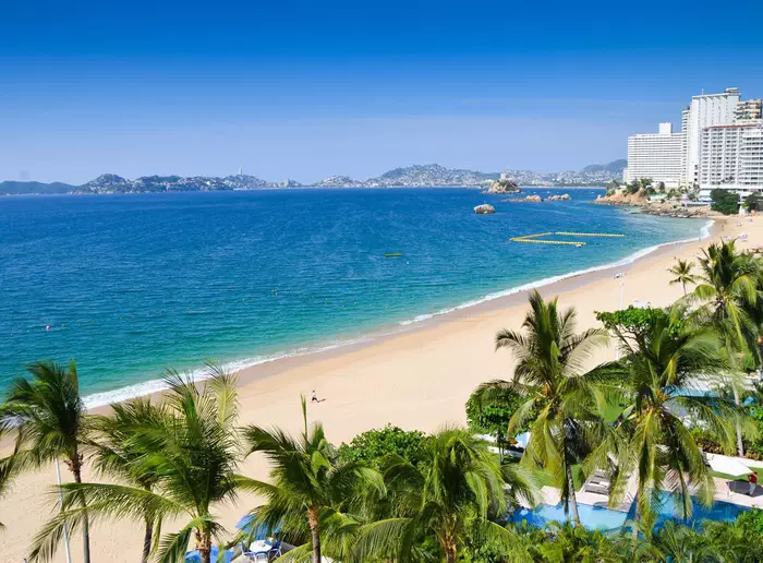 Acapulco, o icônico refúgio mexicano, oferece praias deslumbrantes, vida noturna vibrante e uma atmosfera tropical inesquecível.