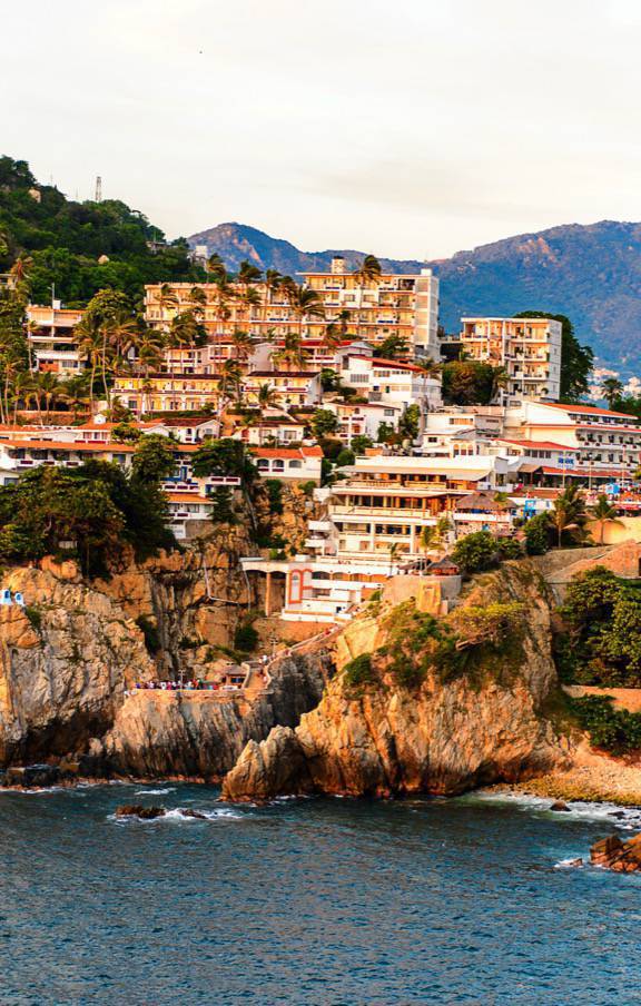 Acapulco, um paraíso tropical que fascina com suas águas azul-turquesa, clima ameno e uma variedade de atividades para todos.