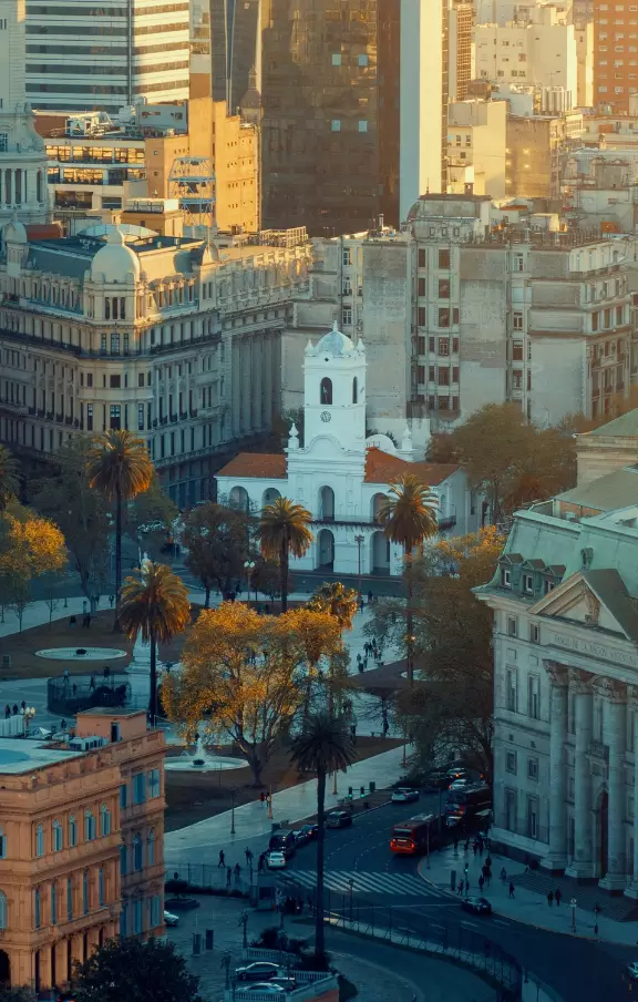 Praça principal de Buenos Aires em um dia ensolarado, o ponto de encontro perfeito para turistas e locais. Conheça essa e outras atrações em nossos pacotes de viagens para Argentina.