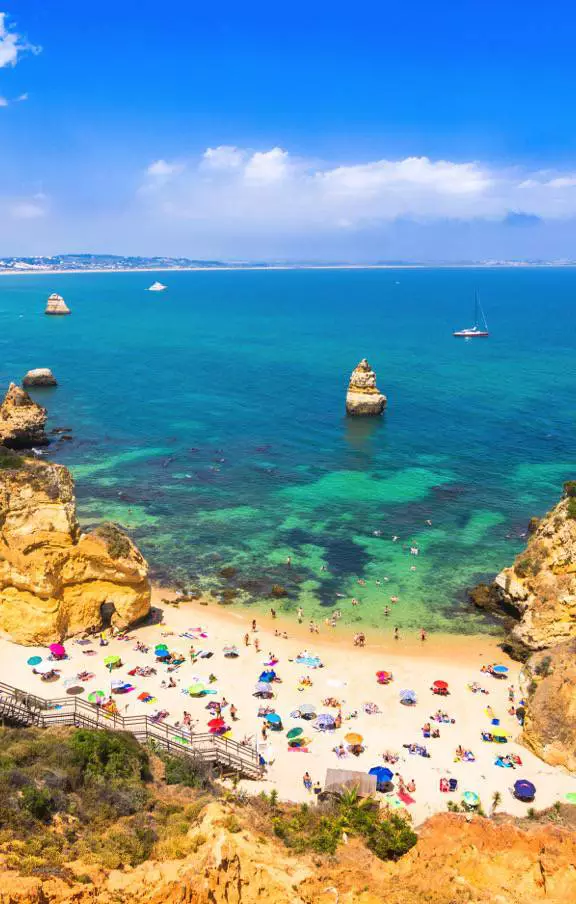 Abrace a tranquilidade do Algarve, explorando suas enseadas escondidas, degustando vinhos locais e mergulhando na cultura portuguesa.