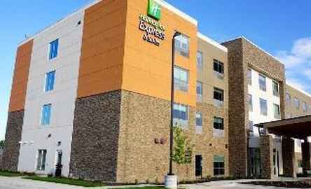 Holiday Inn Express & Suites Omaha - Millard Area