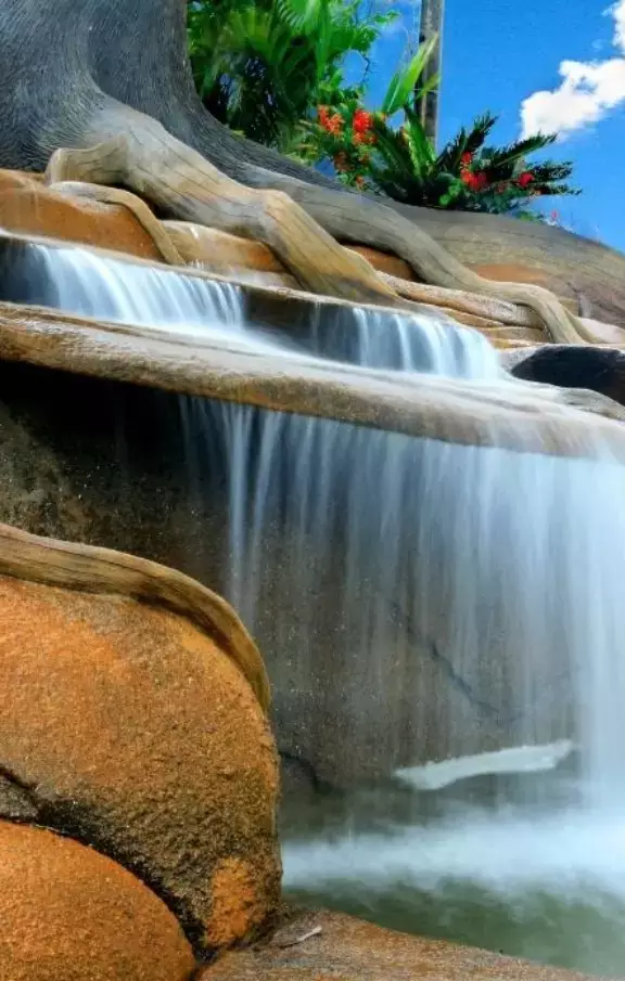 Imagem deslumbrante de uma cachoeira em Caldas Novas, onde as águas cristalinas descem pelas rochas em um espetáculo da natureza. Uma atração imperdível para quem busca pacotes de viagens com aventuras naturais