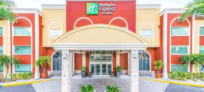 Holiday Inn Express & Suites Bradenton West, an IHG Hotel