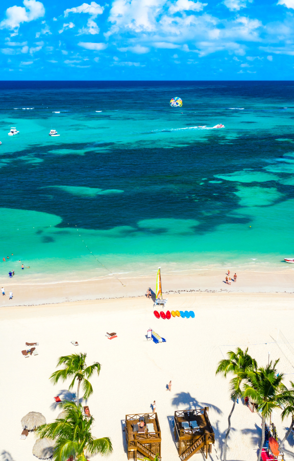 Imagem cativante do mar azul-turquesa de Punta Cana, onde as águas calmas e cristalinas convidam a momentos de serenidade e prazer. Um verdadeiro paraíso caribenho.