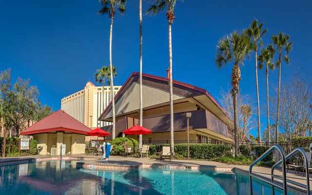 Midpointe Hotel