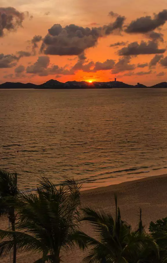 Descubra Acapulco, onde o sol dourado ilumina praias encantadoras e a brisa do mar convida à aventura e relaxamento.