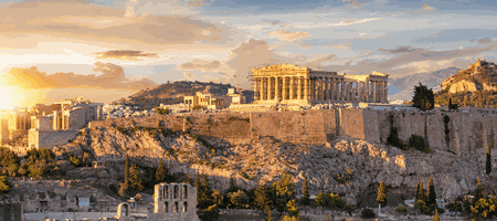 Atenas, momento mágico enquanto o sol se põe sobre a cidade histórica.