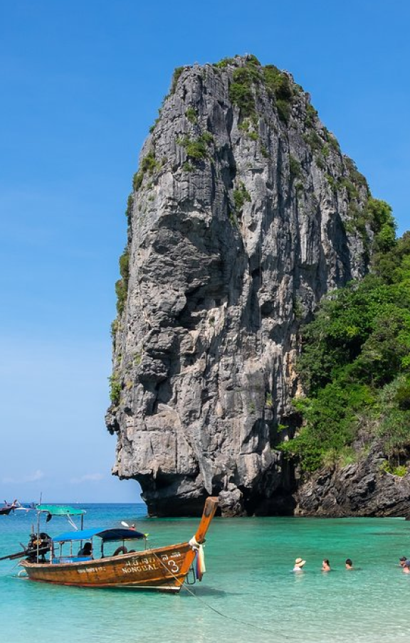 Aventure-se em Phuket, onde a natureza, a aventura e a tranquilidade coexistem em harmonia sob o sol da Tailândia.