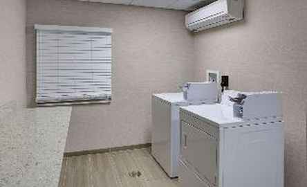 Hampton Inn & Suites Manchester