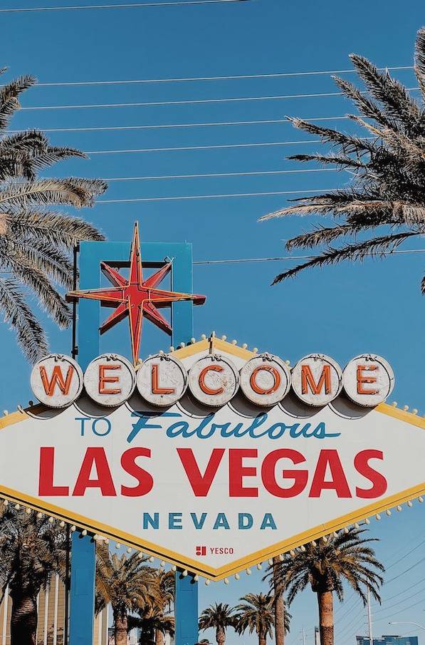 Explore a arquitetura única dos famosos hotéis e cassinos de Las Vegas, com suas fachadas impressionantes e iluminação neon deslumbrante.