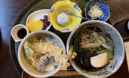Excursão gastronômica guiada para uma aventura local em Sugamo, em Tóquio
