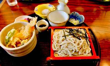 Excursão gastronômica guiada para uma aventura local em Sugamo, em Tóquio