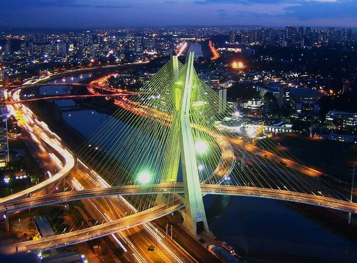 Ponte estaiada à noite na cidade de São Paulo