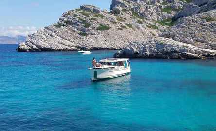 Full-day eco-friendly boat tour of the Calanques National Park