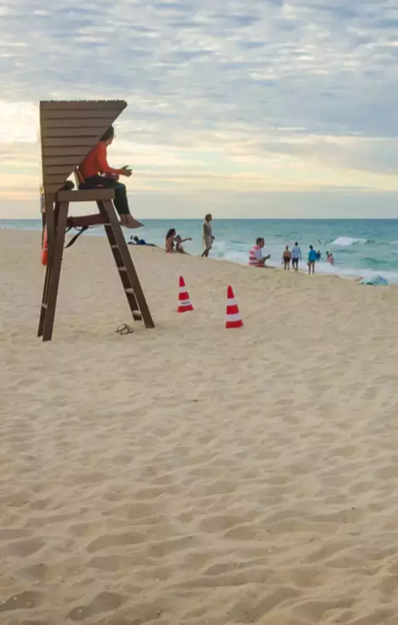 Com praias para toda família, em Fortaleza você consegue relaxar enquanto as crianças brincam na areia num dia de sol