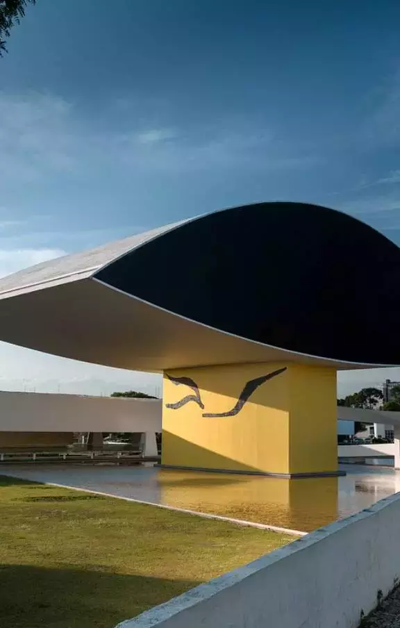 Vista do Museu Oscar Niemeyer, conhecido como o 'Olho', um marco da arquitetura moderna e da arte contemporânea em Curitiba