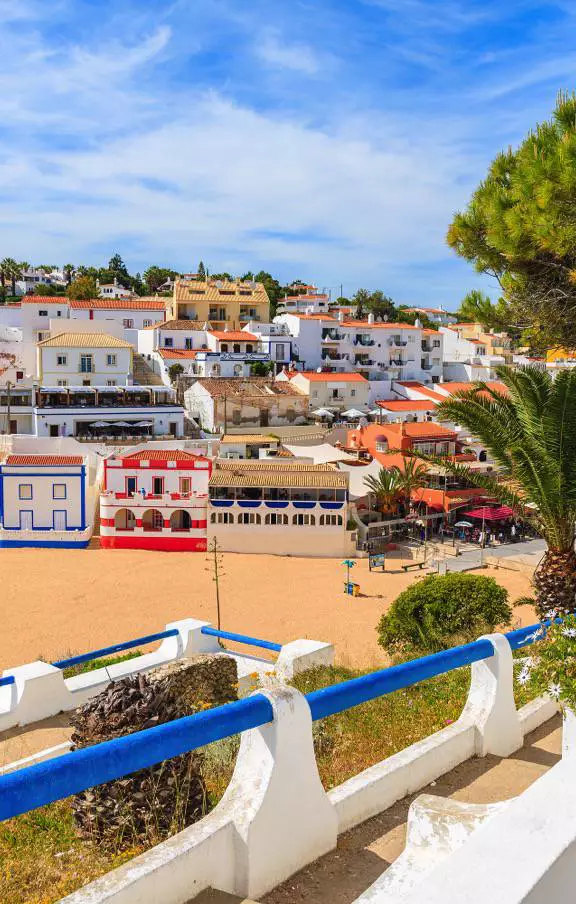 Descubra o Algarve, com suas falésias deslumbrantes, vilas charmosas e uma costa que é um verdadeiro sonho para os amantes da praia