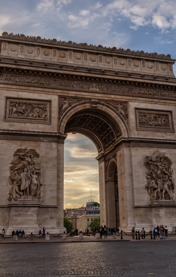 Visite o Arco do Triunfo, um ícone parisiense que homenageia os heróis da França e oferece vistas espetaculares.
