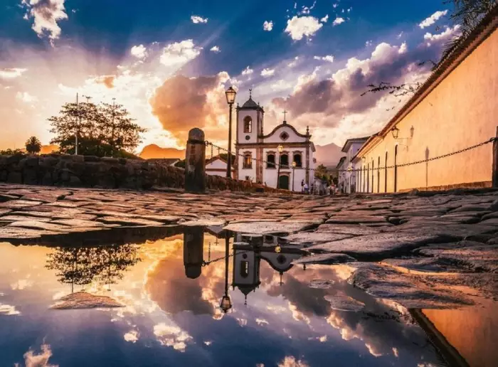 Lindo fim de tarde em Paraty, ao fundo a capela de Santa Rita de Cássia, refletida no chão da cidade.