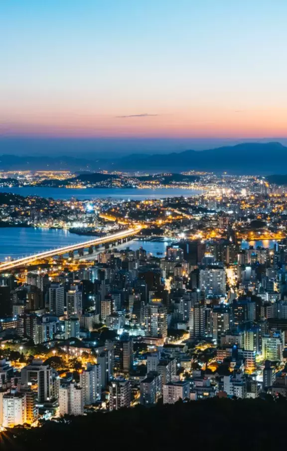 Florianópolis possui uma arquitetura contemporânea, prédios paisagens noturnas lindas e iluminadas