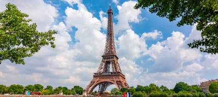 Torre Eiffel, o icônico símbolo de Paris, encanta com sua estrutura majestosa e vistas panorâmicas da Cidade Luz. Um must-visit na França!
