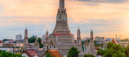 Incrível paisagem do templo de Wat Arun, um dos ícones mais conhecidos da Tailândia.