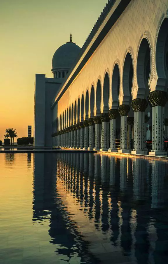 Abu Dhabi: um oásis de modernidade e tradição, proporcionando experiências que vão desde safáris no deserto até compras de luxo